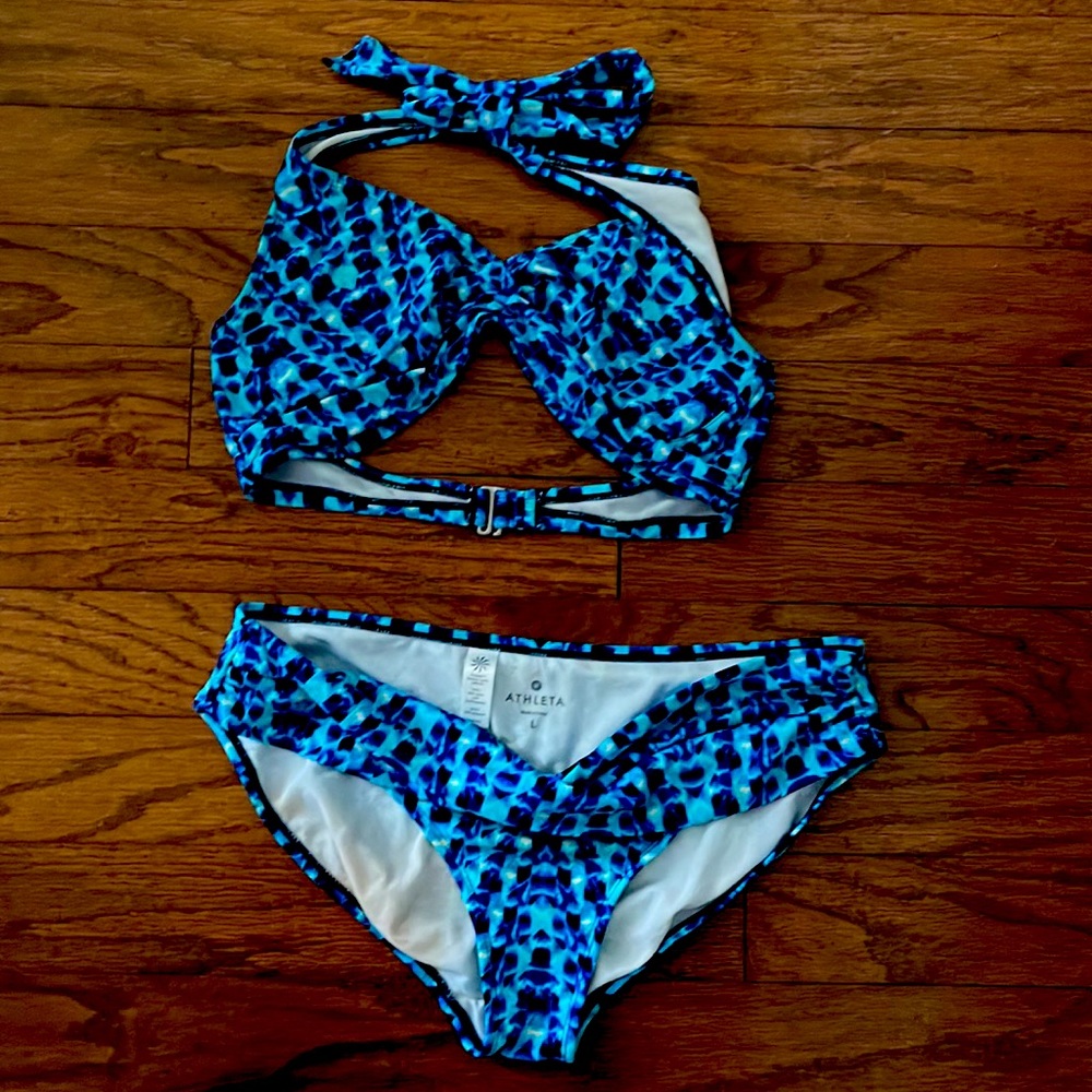 Athleta bikini. Ties at neck. High waist brief w twisty, flippy dippy detail.